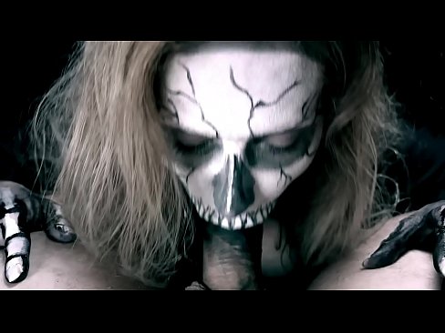 ❤️ Mtsikana wa chiwanda akuyamwa tambala ndi pakamwa pake wakuda ndi kumeza chitoliro. ❤️❌  pa ny.porno-flix.ru  ☑